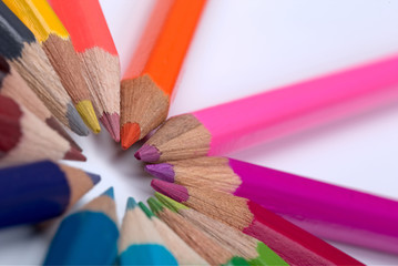 farbige Buntstifte kreisförmig angeordnet