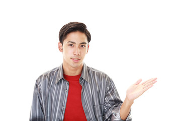 案内する笑顔の男性
