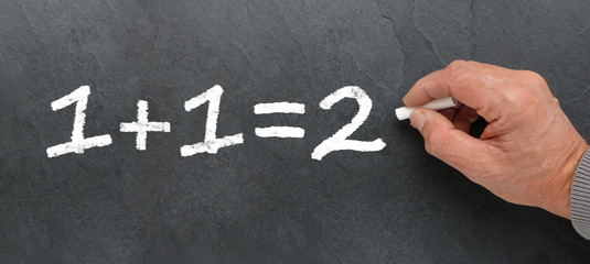 1+1=2 &agrave; la craie sur ardoise