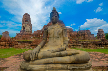 Fototapeta premium Alte Ruine von Wat Mahathat in Ayuthaya / Thailand