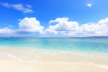 美しい沖縄のビーチと夏空
