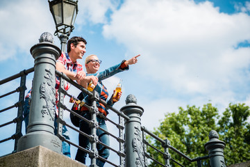 Touristen, Frau und Mann, genießen den Ausblick von einer Brücke auf der Museumsinsel in Berlin