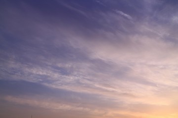 Obraz premium 夕焼けに染まるスジ雲の背景素材