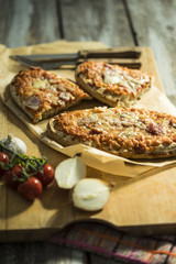 rustikales Pizzabrot mit Salami, Käse, Zwiebeln und Tomate