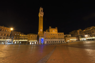 Fototapeta premium Piazza del Campo by night in the downtown of Siena, Toscana (Tuscany), Italy