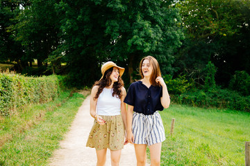 Obraz premium Female friends having fun in the green nature