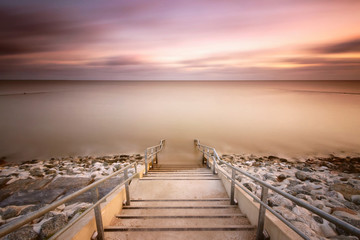 Büsum Treppe ins Meer bei Sonnenuntergang