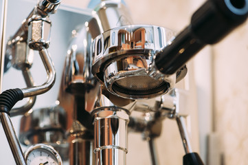 Maintenance of the espresso machine's group: basic water cleaning