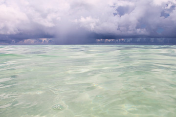 Морской пейзаж - яркое лазурное Карибское море и кучевые облака. Фото сделано на Кубе.