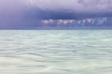 Морской пейзаж - яркое лазурное Карибское море и кучевые облака. Фото сделано на Кубе.