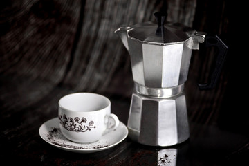 Kawa z kawiarki jest nie tylko pozbawiona fusów, ale także jest bardziej aromatyczna od takiej zalanej wrzątkiem. - obrazy, fototapety, plakaty