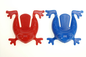 Plastic frogs, red, blue, two
