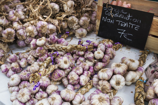 A market stall, fresh produce for sale. Fresh garlic bulbs.