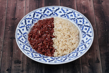 Ready served of brown rice and organic red jasmine rice.