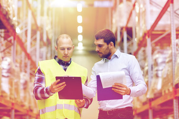 Fototapeta premium worker and businessmen with clipboard at warehouse