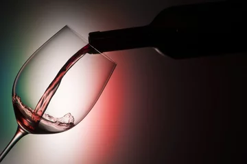 Rolgordijnen Wijn Glass with red wine on the colors of italian flag
