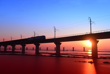 Fototapeta na wymiar The sea of the railway bridge