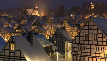 Fachwerkhäuser im Winter Schneebedeckt am Abend mit Beleuchtung 