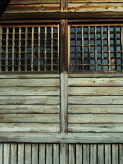 古い板壁と格子窓