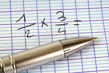 Multiplication de fractions sur un cahier
