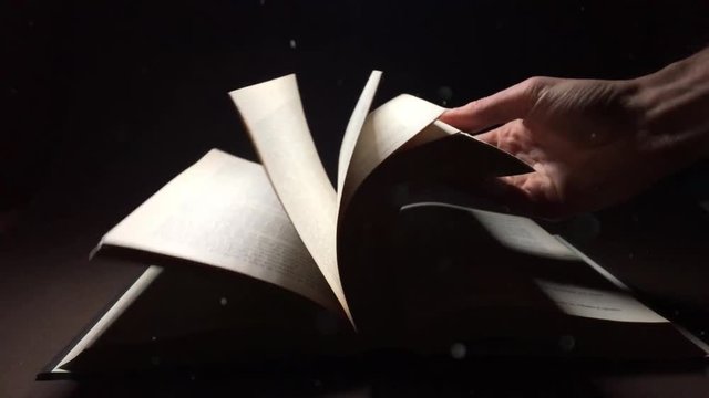 Pagine di un libro sfogliate in slow motion