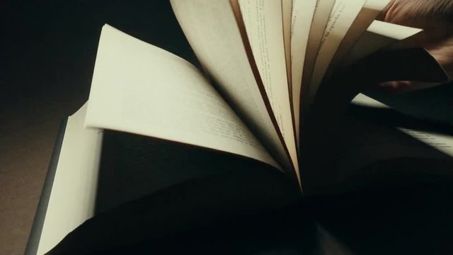 Pagine di un libro sfogliate in slow motion