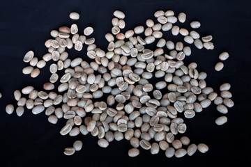 зеленые зерна кофе на темном фоне