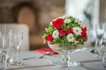 floral table centerpiece with roeses and daisy, celebration wedding or birthday, table decoration