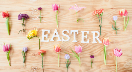 Verschiednene Blumen auf Holzhintergrund