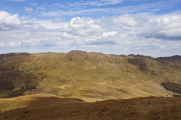 Ściana z górskich skał © seligaa