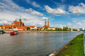 Obraz premium Wroclaw panoramic cityscape view on Cathedral island and Oder river. Poland