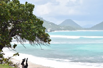 Traumhafter Blick auf sanfte Wellen und Hügel auf Tortola, Britische Jungferninseln, Karibik