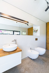 Naklejka na ściany i meble White bathroom with wooden details