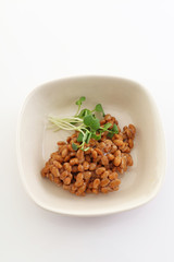 小皿に入れた納豆