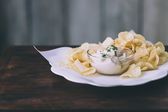 Potato crisps and mayonnaise