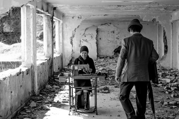 Costurera y señor con sombrero