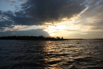 Облака над озером.