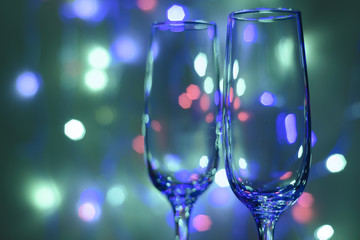 Empty glasses on the background of garlands