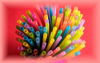 ein B&uuml;ndel bunte Plastikstrohhalme