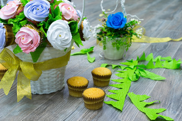 Flower basket made from cupcakes, and other cupcakes on the ground