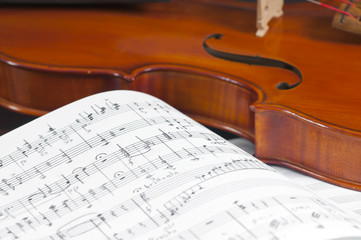 Naklejka premium Music notes and violin close up