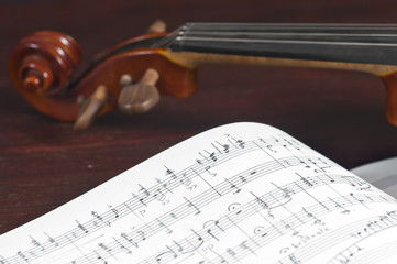 Naklejka premium Music notes and violin close up