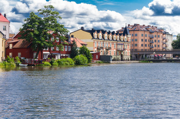 Husen längs ån.