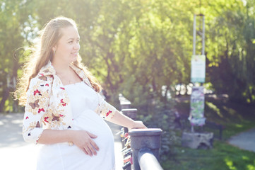 Naklejka premium young pregnant woman in the summer park
