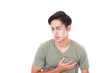 胸部痛を訴える男性
