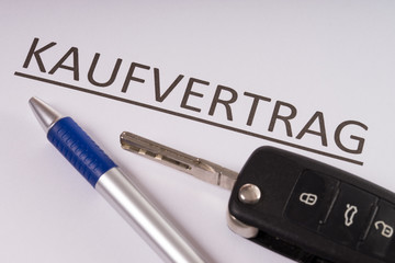 Kaufvertrag / Kaufvertrag mit Stift und Autoschlüssel