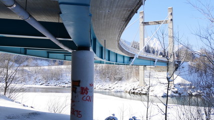 Brücke von unten Fluss im Winter