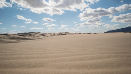 Fototapeta na wymiar Horizonte de un desierto solitario al medio día 