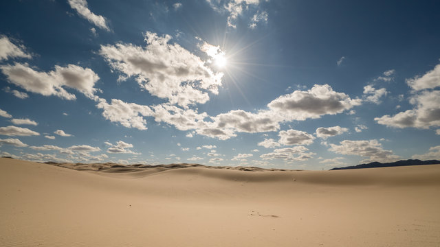 Contrapicada del cielo en un horizonte solitario al medio d&iacute;a 