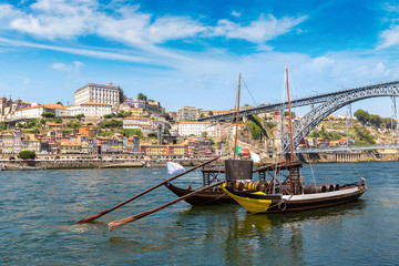 Fototapeta na wymiar Boats with wine barrelsr in Porto